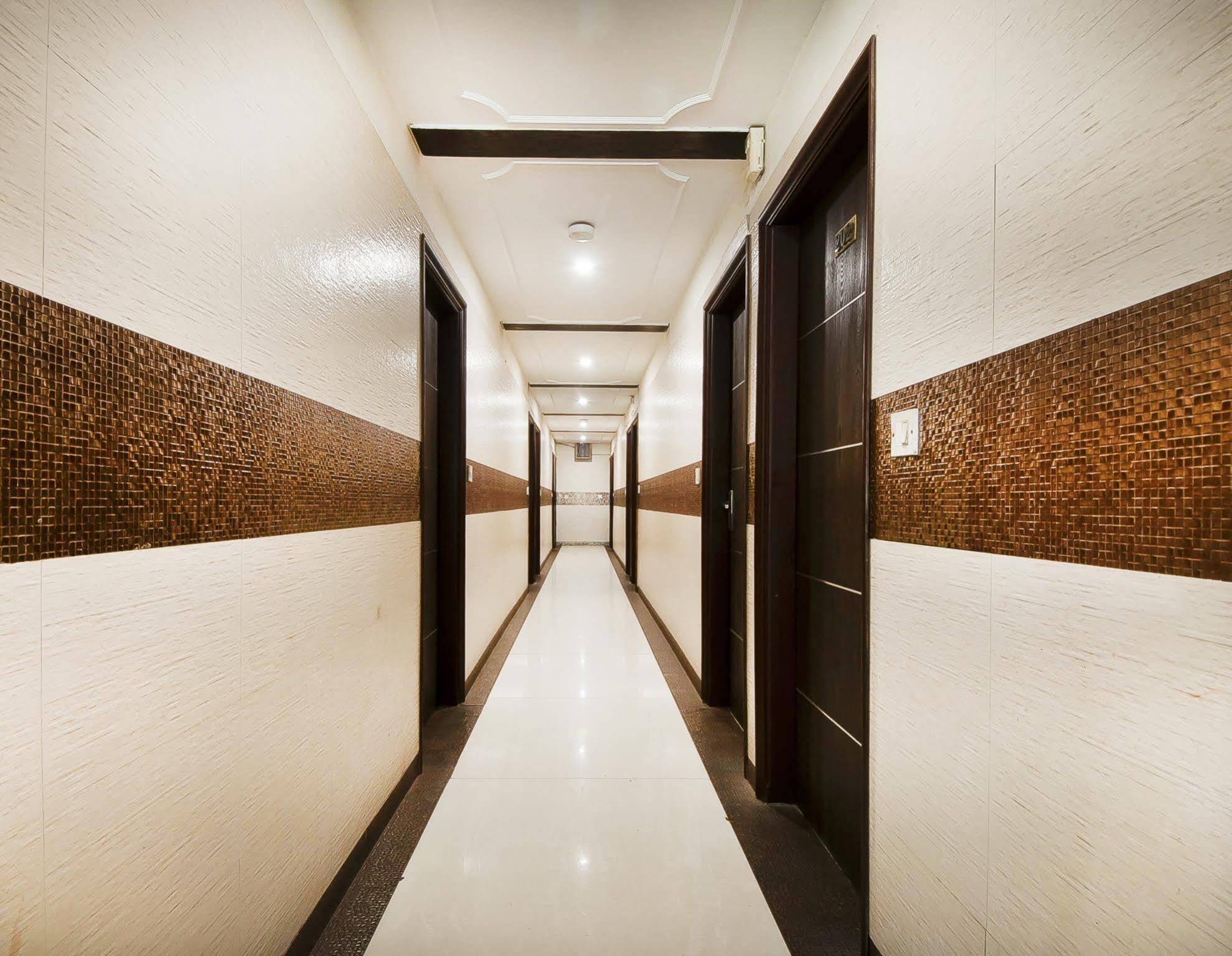 Treebo Mehar Castle Hotel Delhi  Bagian luar foto