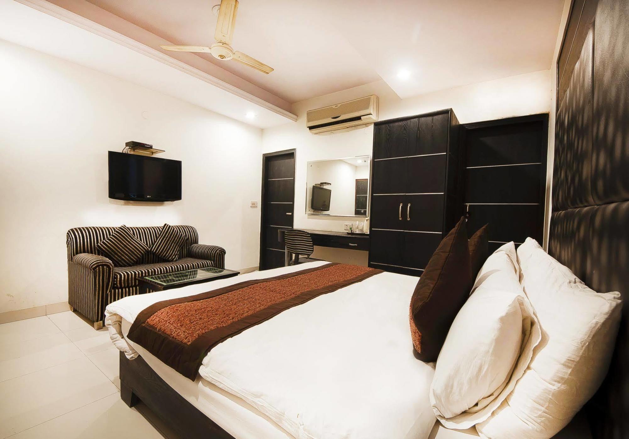 Treebo Mehar Castle Hotel Delhi  Bagian luar foto