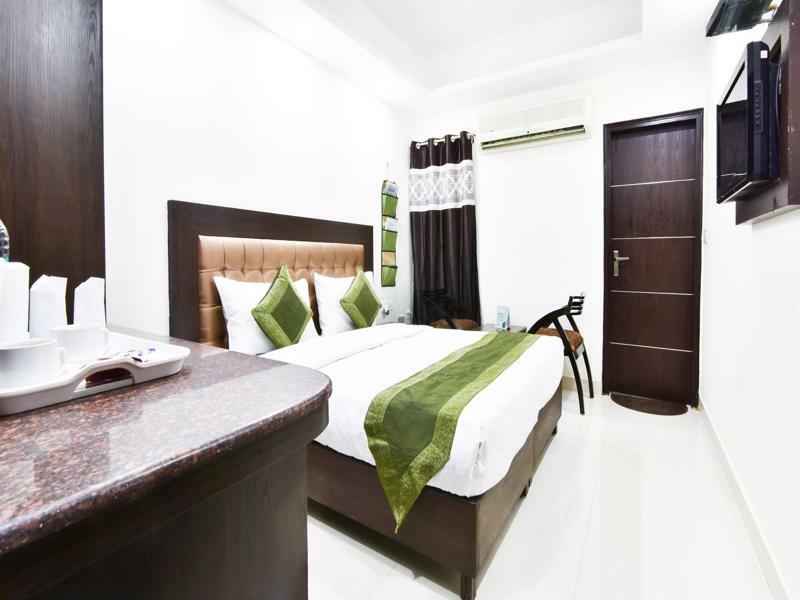 Treebo Mehar Castle Hotel Delhi  Bagian luar foto